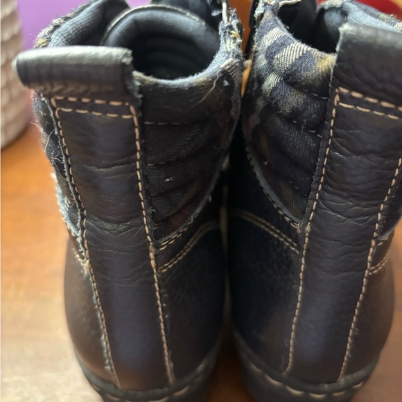 Clark’s Women’s Navy Leather boots Sz6.5 rubber sole - Picture 4 of 6